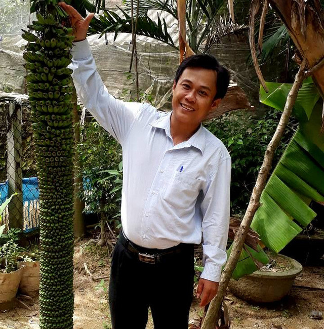 Đổ xô đi xem “siêu” buồng chuối hơn 100 nải ảnh 4 Một người dân đến tham quan cây chuối lạ
