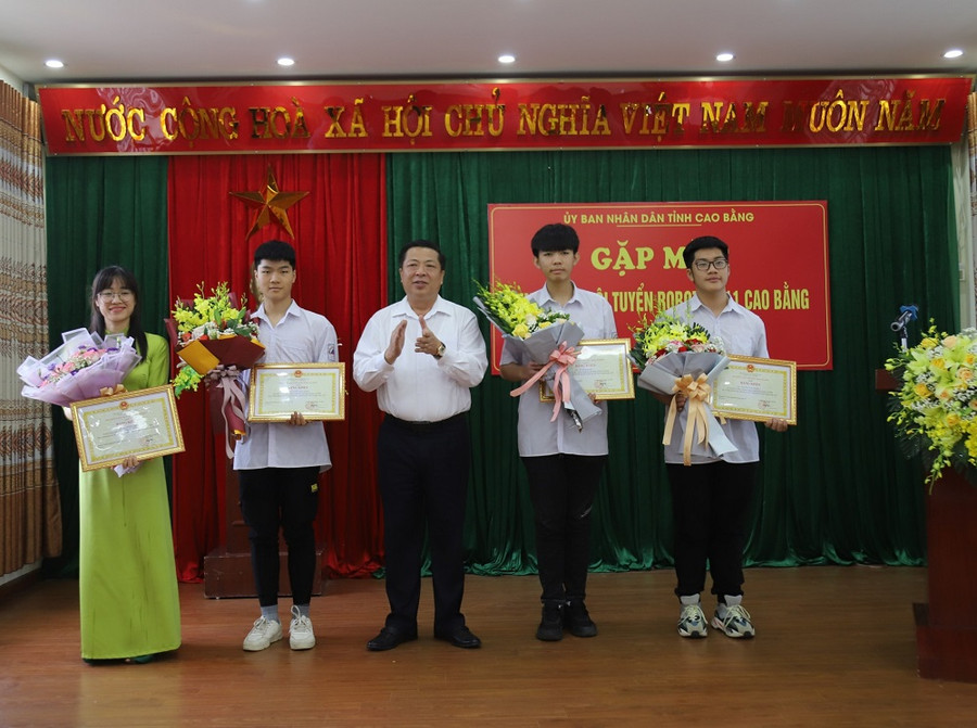 Ông Trần Hồng Minh, Ủy viên BCH Trung ương Đảng, Bí thư Tỉnh ủy Cao Bằng, Trưởng đoàn Đại biểu Quốc hội khóa XV tỉnh Cao Bằng chúc mừng cô và trò đội tuyển Robotics 11 Cao Bằng đạt giải cao tại cuộc thi.