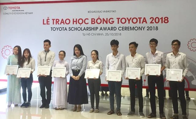 Bà Đỗ Thu Hoàng - Phó tổng giám đốc TMV trao học bổng cho các sinh viên.