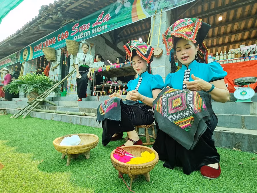 …và thêu khăn Piêu của người Thái.