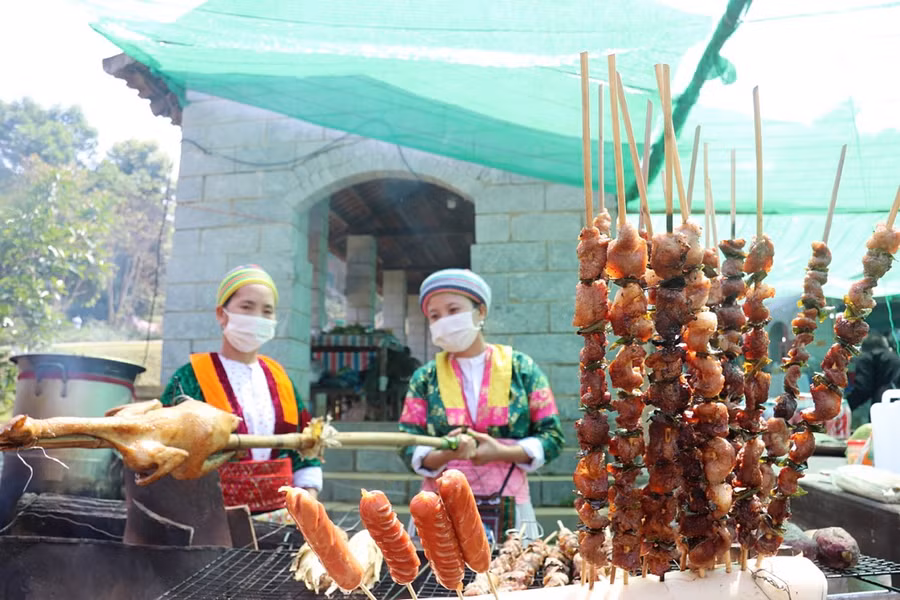 Ẩm thực phong phú mang đậm sắc màu của các dân tộc Mông, Dao, Thái, Mường, Khơ Mú, Tày...