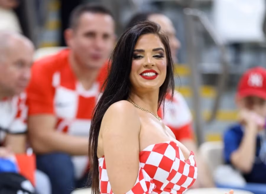 Chùm ảnh: Cổ động viên ‘nóng bỏng nhất’ World Cup mừng Croatia đoạt hạng 3 
