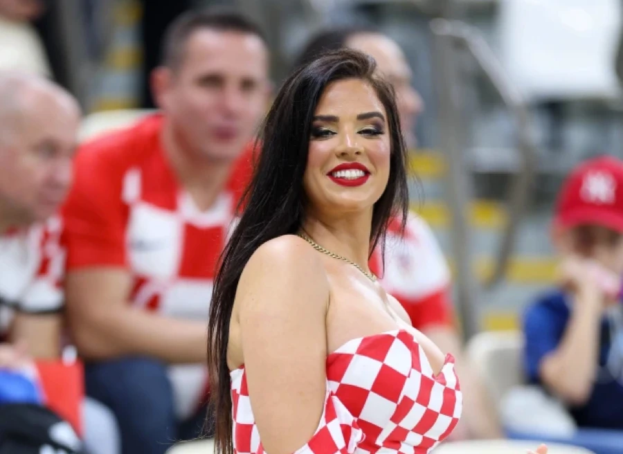 Chùm ảnh: Cổ động viên ‘nóng bỏng nhất’ World Cup mừng Croatia đoạt hạng 3 