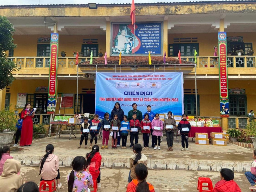 Bà Đặng Thị Thu An, UVBCH Công đoàn Trường Tiểu học, THCS và THPT Thực Nghiệm khoa học giáo dục tặng suất học bổng cho học sinh vượt khó. Bà Đặng Thị Thu An, UVBCH Công đoàn Trường Tiểu học, THCS và THPT Thực Nghiệm khoa học giáo dục tặng suất học bổng cho học sinh vượt khó.