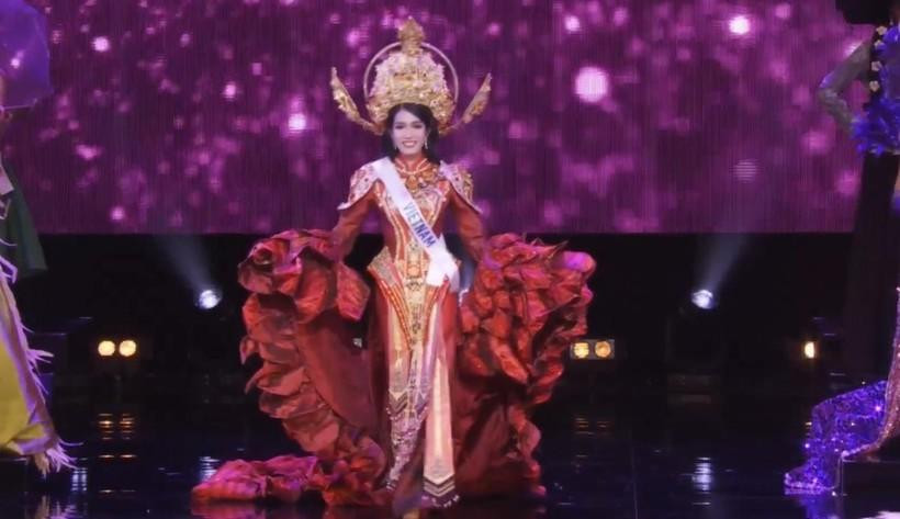 Phương Anh đang trình diễn quốc phục tại đêm chung kết Miss International 2022.