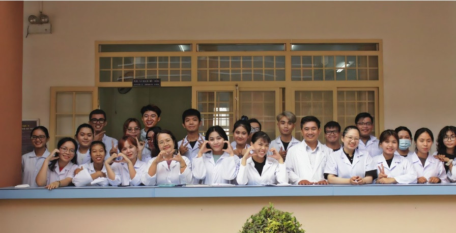 Sinh viên lớp Môi trường khóa 41 cùng TS Nguyễn Thanh Hải và ThS Nguyễn Thị Thu Hiền tại phòng thí nghiệm môi trường - Ảnh: NVCC. Sinh viên lớp Môi trường khóa 41 cùng TS Nguyễn Thanh Hải và ThS Nguyễn Thị Thu Hiền tại phòng thí nghiệm môi trường - Ảnh: NVCC.