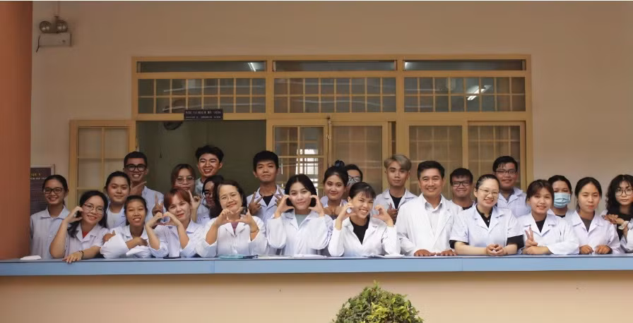 Sinh viên lớp Môi trường khóa 41 cùng TS Nguyễn Thanh Hải và ThS Nguyễn Thị Thu Hiền tại phòng thí nghiệm môi trường - Ảnh: NVCC.