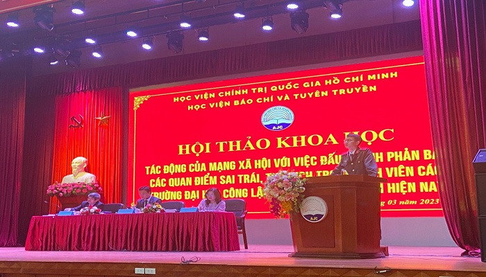 Đình Tuấn trình bày tham luận tại hội thảo của Học viện Báo chí và Tuyên truyền