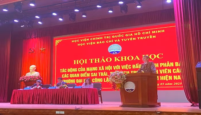 Đình Tuấn trình bày tham luận tại hội thảo của Học viện Báo chí và Tuyên truyền