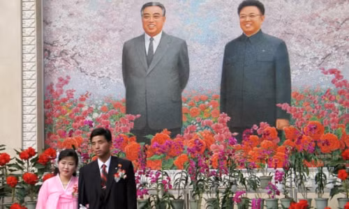 Các đôi sẽ dâng hoa và chụp ảnh trước tượng đài hai lãnh tụquá cố trong ngày cưới. Ảnh: The Guardian.