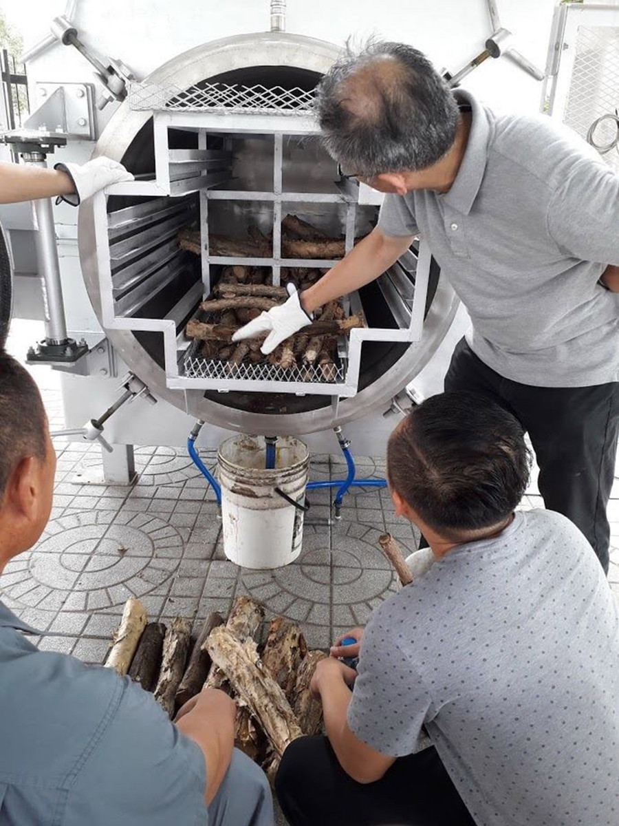 Thực hiện quy trình cacbon hóa của quy trình xử lý rác thải