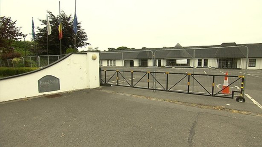 Việc học tạm thời và tách biệt trong các trung tâm biệt lập như thế này khiến hiệu quả giáo dục cho trẻ em tị nạn hết sức hạn chế Việc học tạm thời và tách biệt trong các trung tâm biệt lập như thế này khiến hiệu quả giáo dục cho trẻ em tị nạn hết sức hạn chế