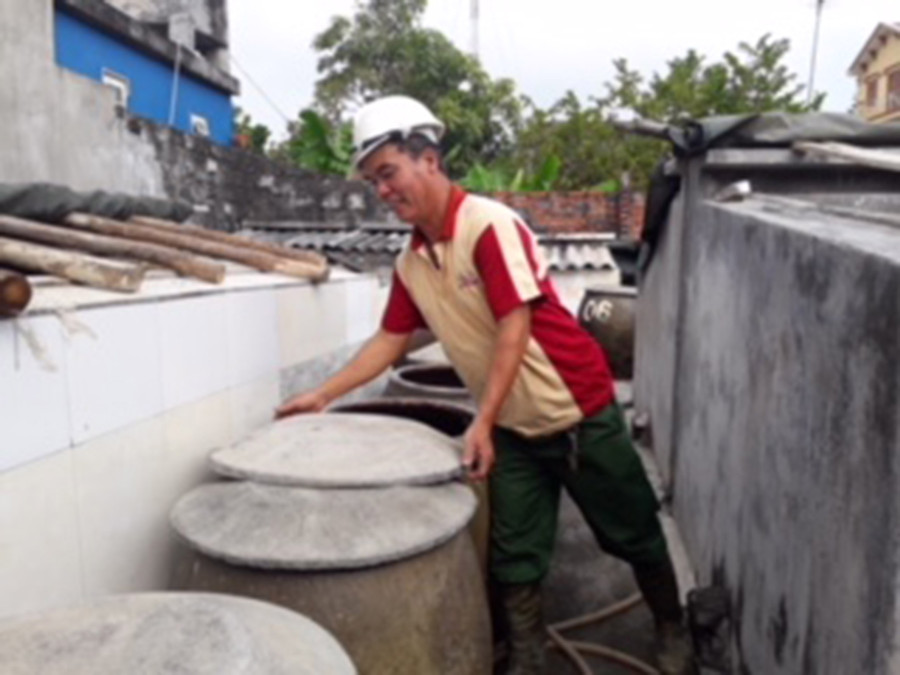Ông Đoàn Ngọc Vinh, chủ nhãn hiệu mắm Vinh Quang đang ủ chượp cá Ông Đoàn Ngọc Vinh, chủ nhãn hiệu mắm Vinh Quang đang ủ chượp cá