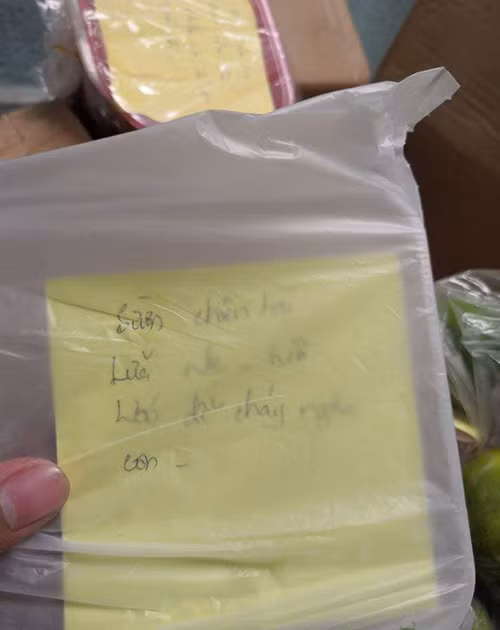 Con học xa, mẹ cẩn thận dán lời dặn trên những hộp đồ ăn - 3