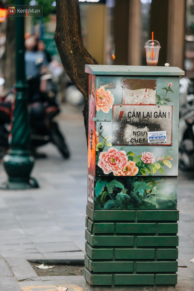 Chuyện buồn về những tủ điện sắc màu ở Hà Nội bị bôi bẩn: "Chúng tôi mất 4 ngày tô vẽ, những người khác chỉ mất 3 giây để làm nó lem luốc" - Ảnh 11. Chuyện buồn về những tủ điện sắc màu ở Hà Nội bị bôi bẩn: "Chúng tôi mất 4 ngày tô vẽ, những người khác chỉ mất 3 giây để làm nó lem luốc" - Ảnh 11.