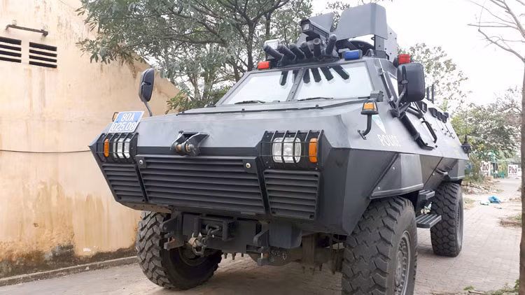 Xe bọc thép S5 có trọng lượng 10,4 tấn, chiều dài hơn 4 m. Ảnh: Bá Đô Xe bọc thép S5 sẵn sàng trấn áp, giải tán các vụ khủng bố, gây rối, mất trật tự...Ảnh: Bá Đô