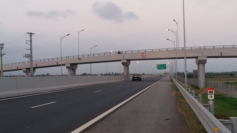 Khu vực xe bị ném đá, ảnh: CTV Khu vực xe bị ném đá, ảnh: CTV