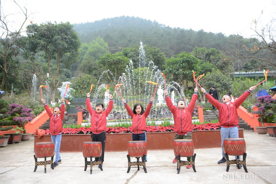 Học sinh THCS luyện trống đón xuân