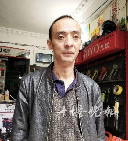 "Đại hiệp" mặc dù không biết mình là ai nhưng anh biết trả ơn. Ảnh: Sina. Đại hiệp mặc dù không biết mình là ainhưng anh biết trả ơn. Ảnh: Sina.