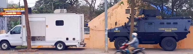 Xe bọc thép của Cảnh sát cơ động chốt cạnh sân bay Nội Bài. Ảnh: Bá Đô Xe bọc thépcủa Cảnh sát cơ độngchốt cạnh sân bay Nội Bài. Ảnh: Bá Đô