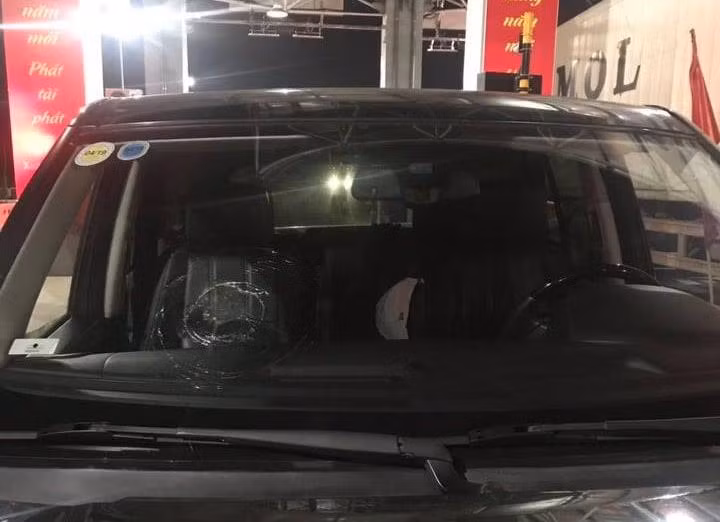 Một trong những xe ô tô bị ném đá, ảnh: CTV