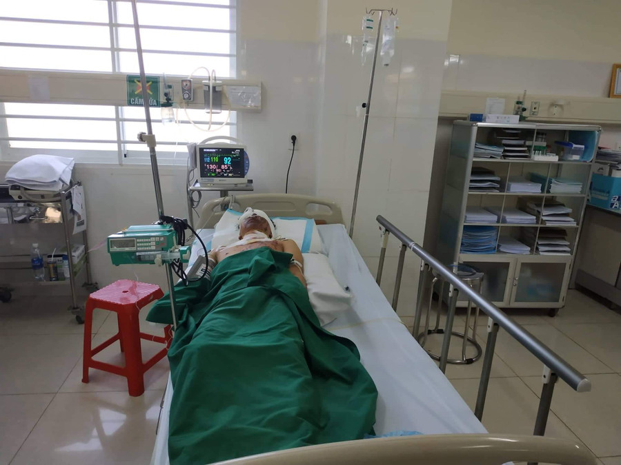 Nạn nhân đang được cấp cứu tại bệnh viện. Nạn nhân đang được cấp cứu tại bệnh viện.