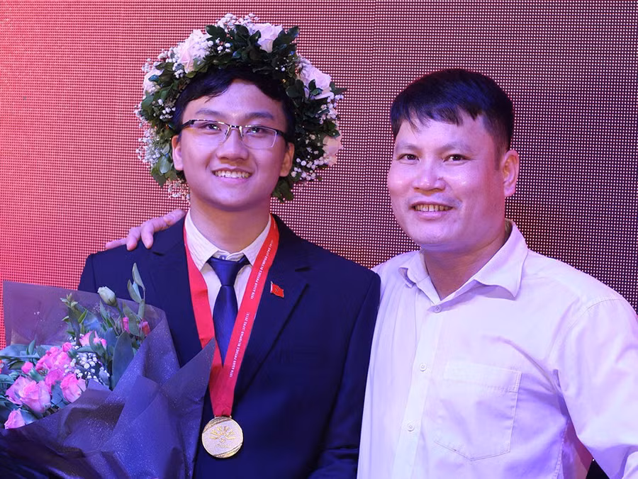 Trịnh Duy Hiếu và thầy Nguyễn Văn Đóa.
