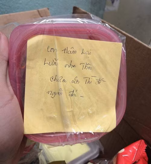 Con học xa, mẹ cẩn thận dán lời dặn trên những hộp đồ ăn - 2