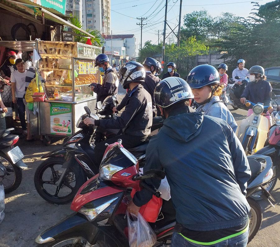 Ngổn ngang lòng đường, vỉa hè trên đường Lê Văn Chí (ảnh chụp sáng 20/2)