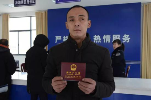 "Đại hiệp" giờ mang họ người cưu mang mình và còn được ông mua bảo hiểm trọn đời. Ảnh: Sina. Đại hiệp giờ mang họ người cưu mang mình và còn được ông mua bảo hiểm trọn đời. Ảnh: Sina.