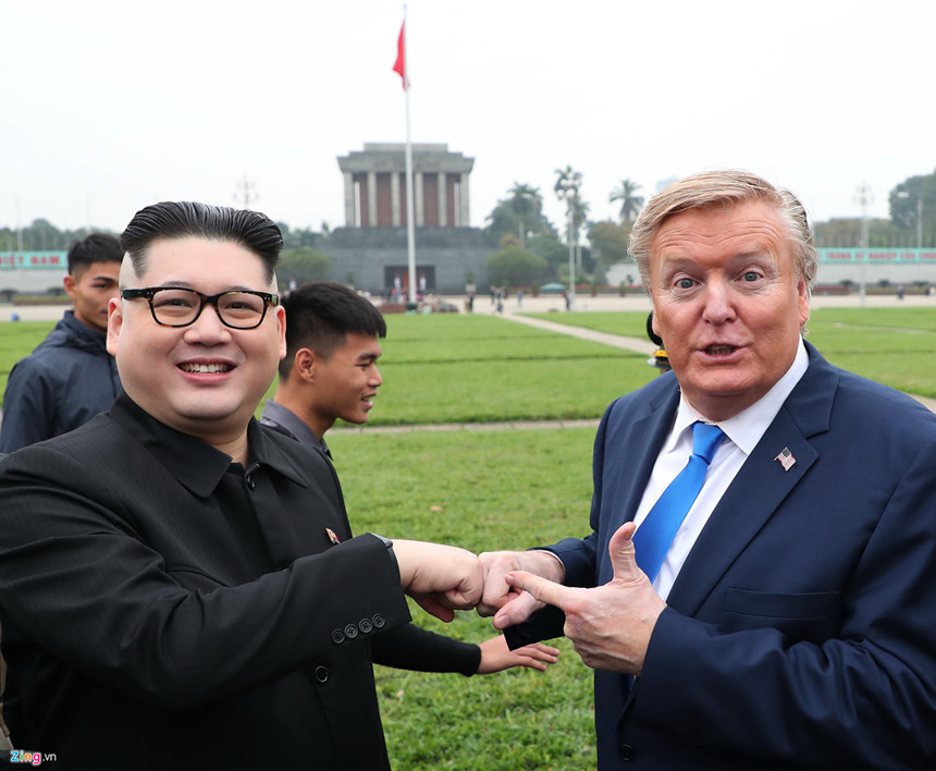 Howard X (trái) trong vai nhà lãnh đạo Triều Tiên Kim Jong Un cùng "bạn diễn" Russell White đóng giả Tổng thống Mỹ Donald Trump tạo dáng trước Lăng Chủ tịch Hồ Chí Minh chiều 22/2. Ảnh:Quỳnh Trang. Howard X (trái) trong vai nhà lãnh đạo Triều Tiên Kim Jong Un cùng "bạn diễn" Russell White đóng giả Tổng thống Mỹ Donald Trump tạo dáng trước Lăng Chủ tịch Hồ Chí Minh chiều 22/2. Ảnh:Quỳnh Trang.