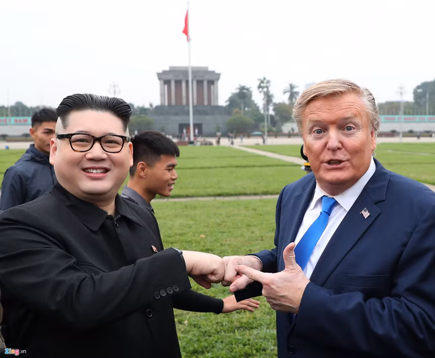 Howard X (trái) trong vai nhà lãnh đạo Triều Tiên Kim Jong Un cùng "bạn diễn" Russell White đóng giả Tổng thống Mỹ Donald Trump tạo dáng trước Lăng Chủ tịch Hồ Chí Minh chiều 22/2. Ảnh:Quỳnh Trang.