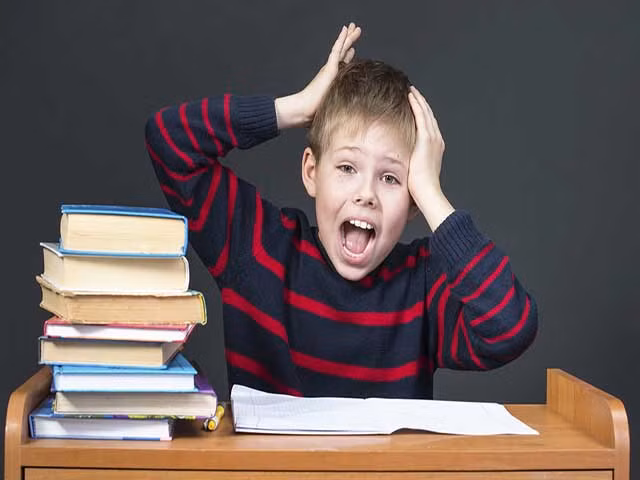 Cậu bé viết thư giải thích lý do không làm bài tập, đọc xong ai cũng khen nức nở