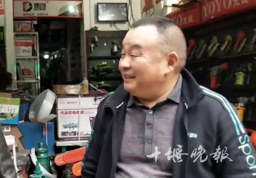 Ông chủ cửa hàng tốt bụng đã cưu mang người vô gia cư. Ảnh: Sina. Ông chủ cửa hàng tốt bụng đã cưu mang người vô gia cư. Ảnh: Sina.