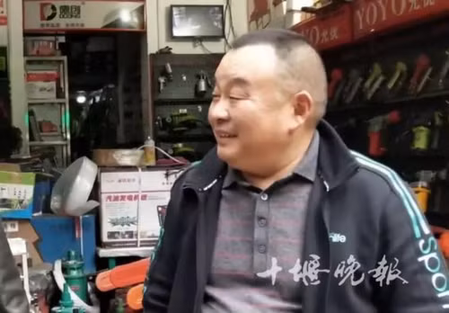 Ông chủ cửa hàng tốt bụng đã cưu mang người vô gia cư. Ảnh: Sina.