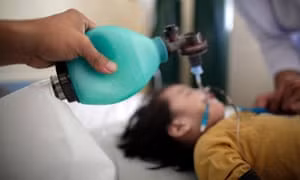 Bộ y tế Philippines đã tuyên bố bùng phát bệnh sởi ở Metro Manila và Central Luzon. Hầu hết những người bị ảnh hưởng là trẻ em, như em bé này, đang được điều trị tại một bệnh viện ở thủ đô Manila