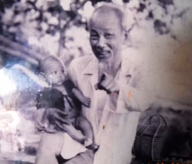 Gặp “cậu bé” vùng biển được Bác Hồ bế năm xưa