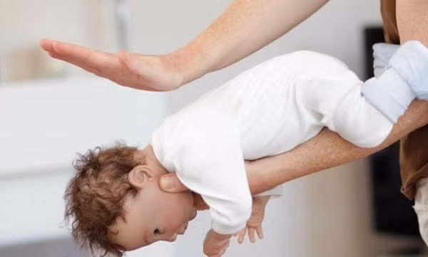 Bình tĩnh khi con trẻ bị sặc