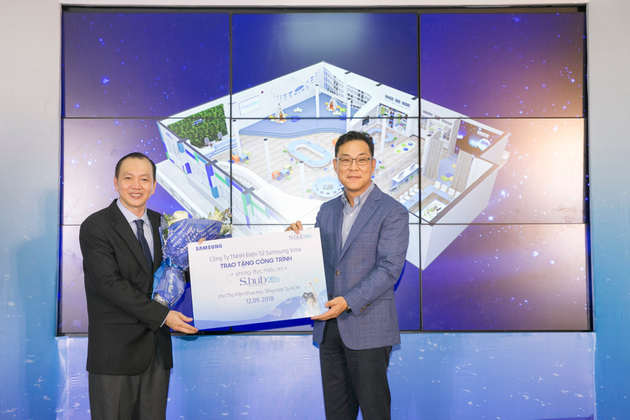 Đại diện cho Công ty Điện tử Samsung Vina trao tặng công trình Không gian Công nghệ Thiếu nhi cho Thư viện Khoa học Tổng hợp TPHCM