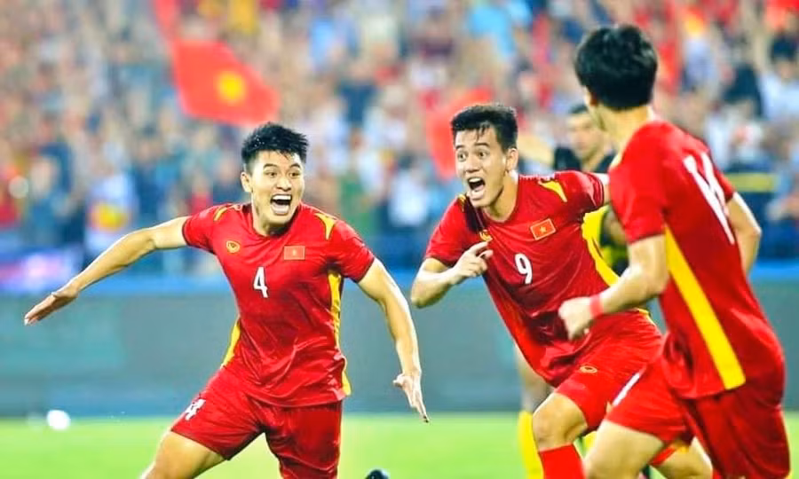 Đồng đội ăn mừng "siêu phẩm" cùng cầu thủ mang áo số 17.