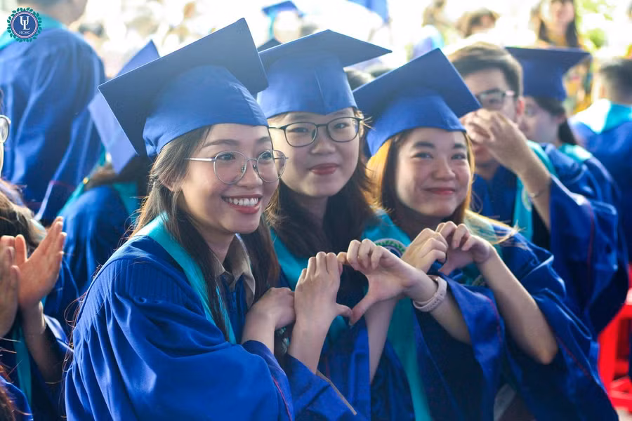 Niềm vui của các tân cử nhân trong ngày vui tốt nghiệp.