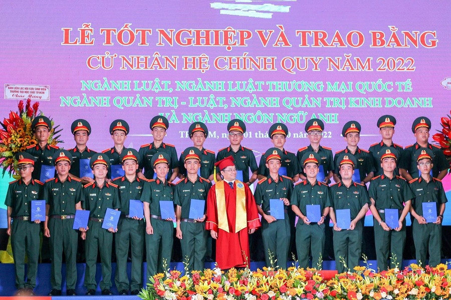 PGS.TS. Bùi Xuân Hải trao bằng tốt nghiệp cho các cử nhân được tuyển chọn theo học chương trình sĩ quan dự bị.
