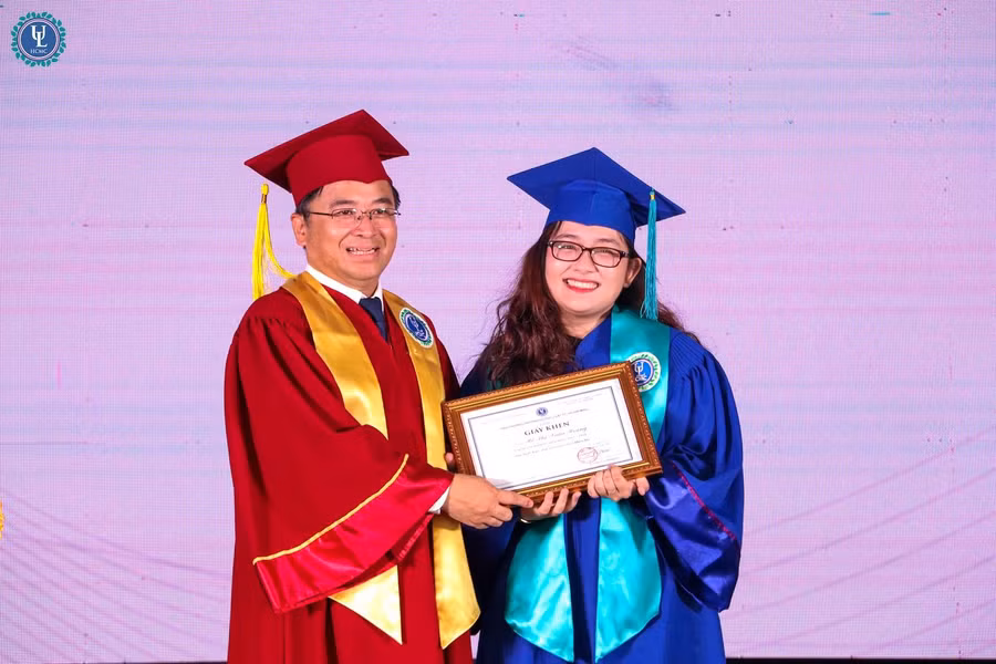 PGS.TS. Bùi Xuân Hải - Phó Bí thư Đảng ủy, Phó hiệu trưởng Nhà trường trao bằng cho sinh viên.