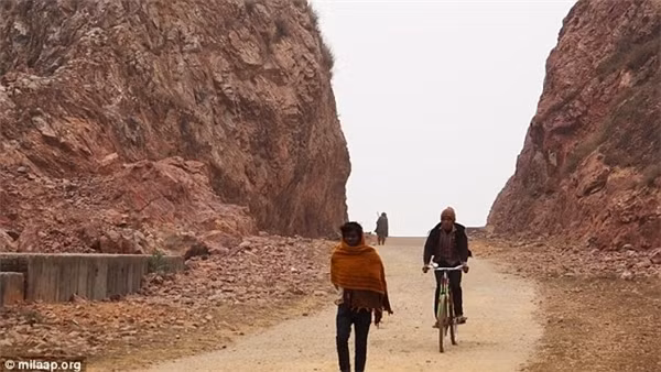 Thành quả sau bao ngày vất vả là một con đường rộng thênh thang