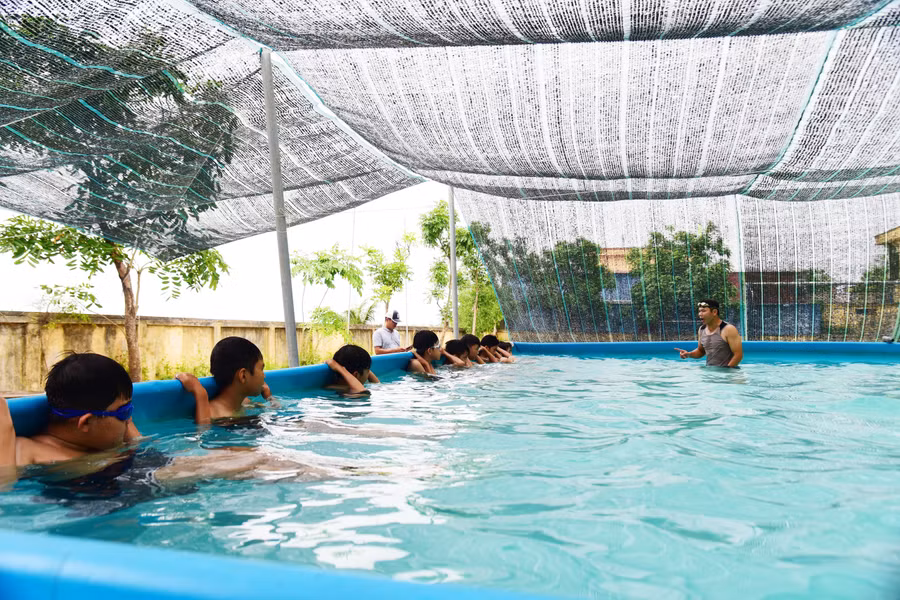 Học sinh học bơi tại bể bơi thông minh tại Trường THCS Hải Xuân.