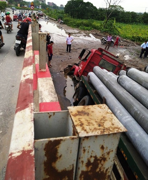 Xe container sập hố, đè vỡ đường ống nước DN400 của nhà máy nước mặt sông Đuống đoạn chân cầu vượt Phú Thụy (Gia Lâm) vào tháng 6/2019. Ảnh: Dân Việt Xe container sập hố, đè vỡ đường ống nước DN400 của nhà máy nước mặt sông Đuống đoạn chân cầu vượt Phú Thụy (Gia Lâm) vào tháng 6/2019. Ảnh: Dân Việt