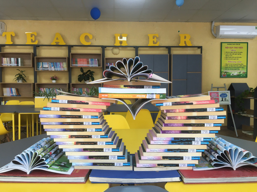 Hoạt động xếp sách nghệ thuật được thực hiện bởi cô trò nhà trường.