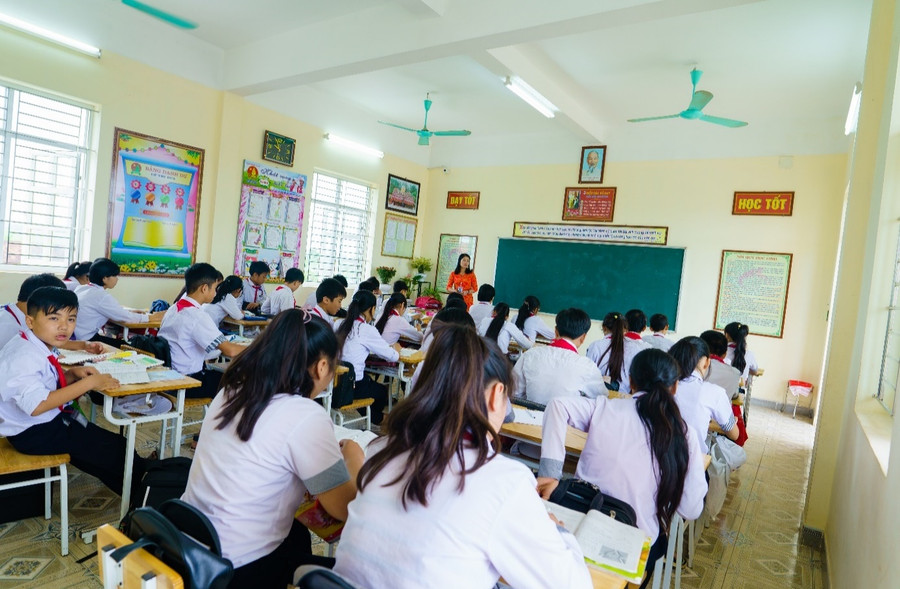 Trong mỗi lớp học đều được trang trí hoa cây cảnh thân thiện với môi trường và tạo hứng thú học tập cho học sinh.