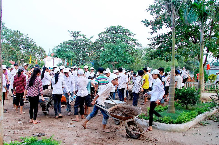 Các em học sinh tích cực tham gia phong trào trồng cây xanh tại khuôn viên nhà trường.