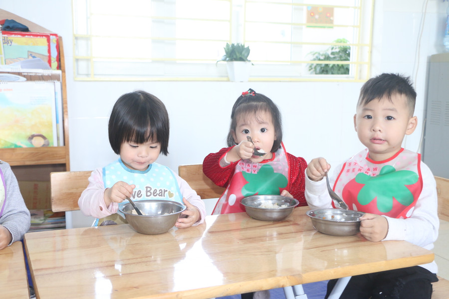 Trẻ tại Trường Mầm non Thanh Mỹ - Sơn Tây, Hà Nội trong giờ ăn trưa trên lớp. Ảnh:Đình Tuệ. Trẻ tại Trường Mầm non Thanh Mỹ - Sơn Tây, Hà Nội trong giờ ăn trưa trên lớp. Ảnh:Đình Tuệ.